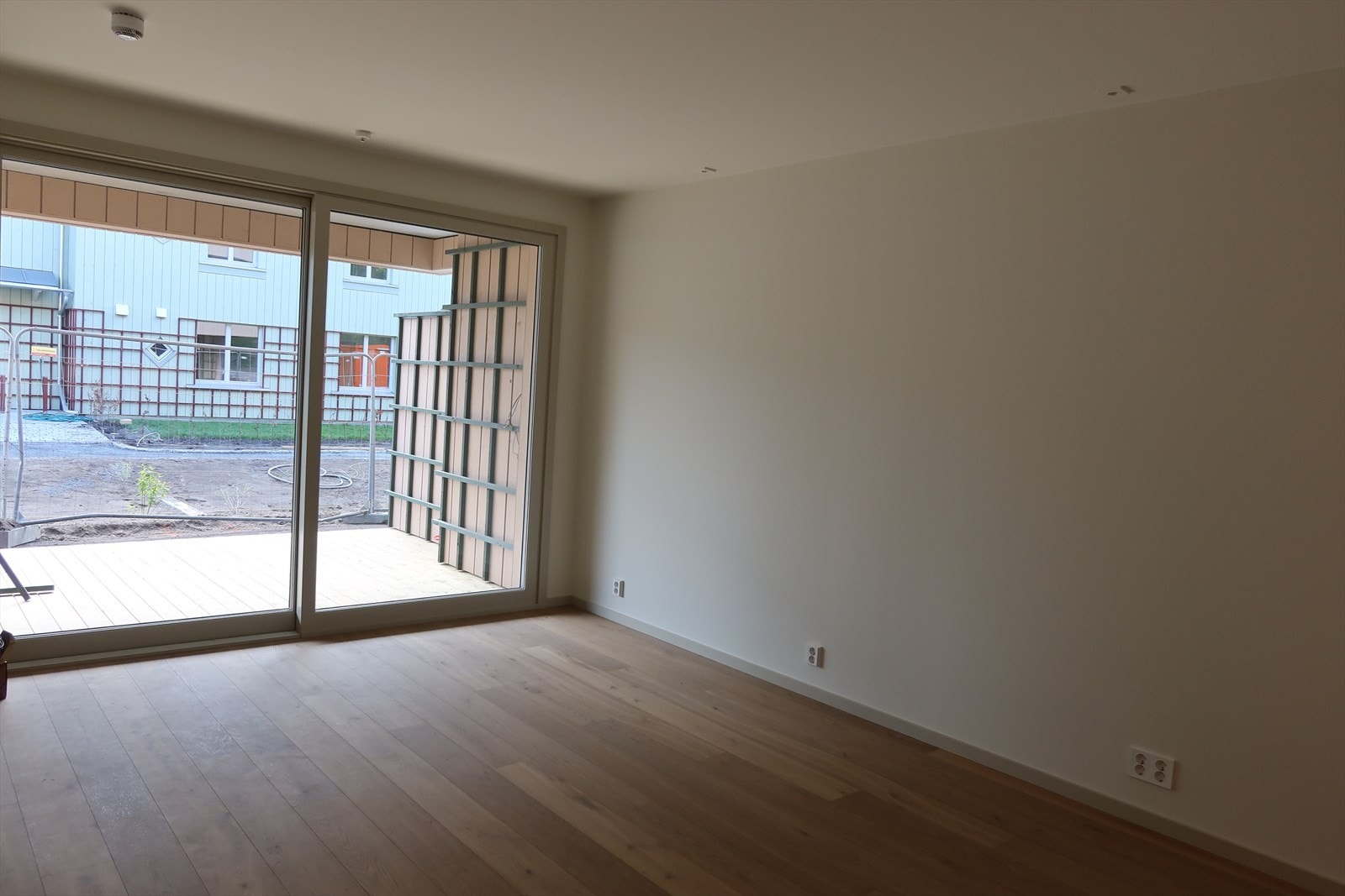Innredningsvennlig stueområde med utgang til markterrasse og hage. Galleribilde
