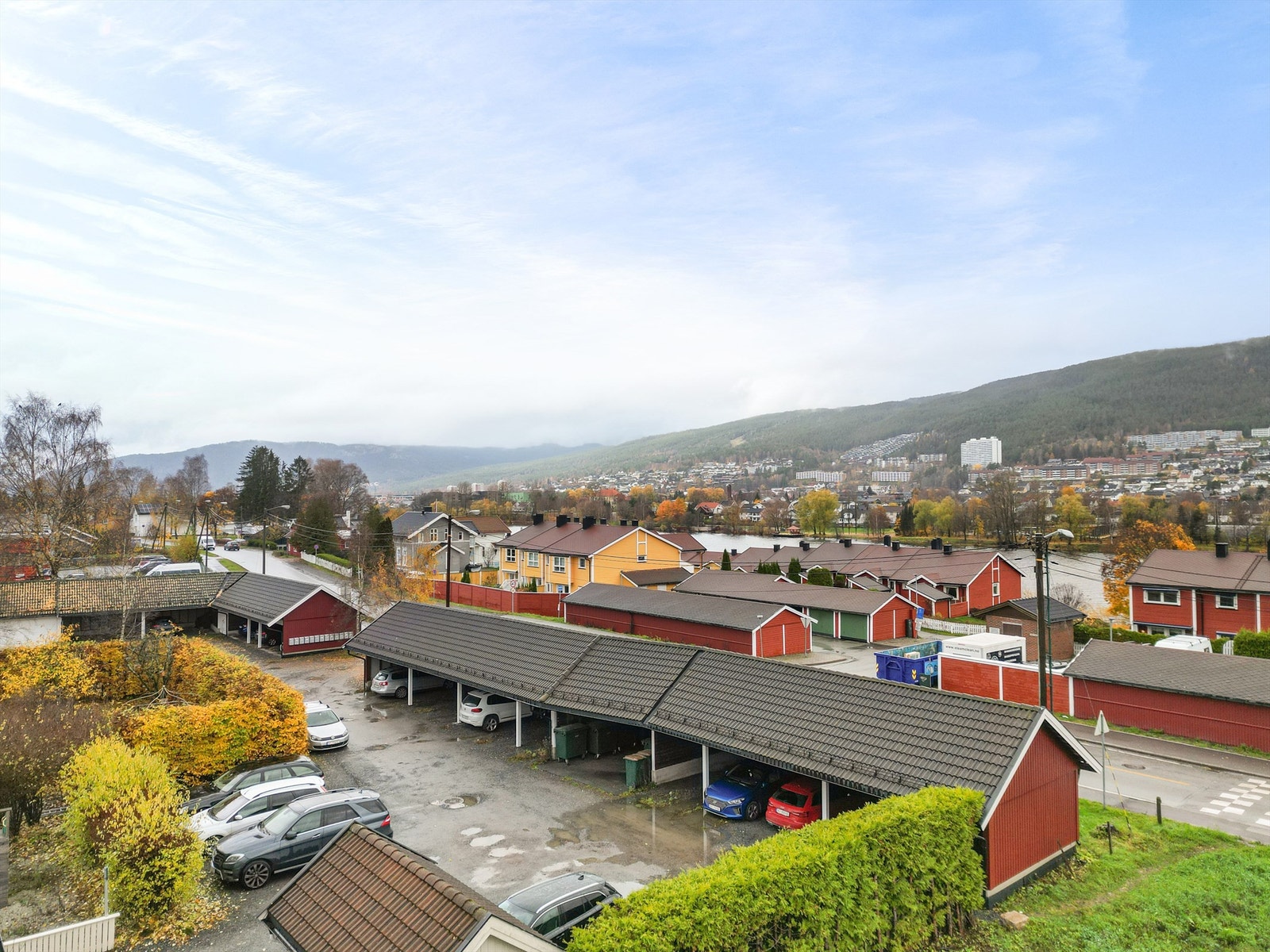 Eiendommen disponerer to carportplasser i felles rekke Galleribilde