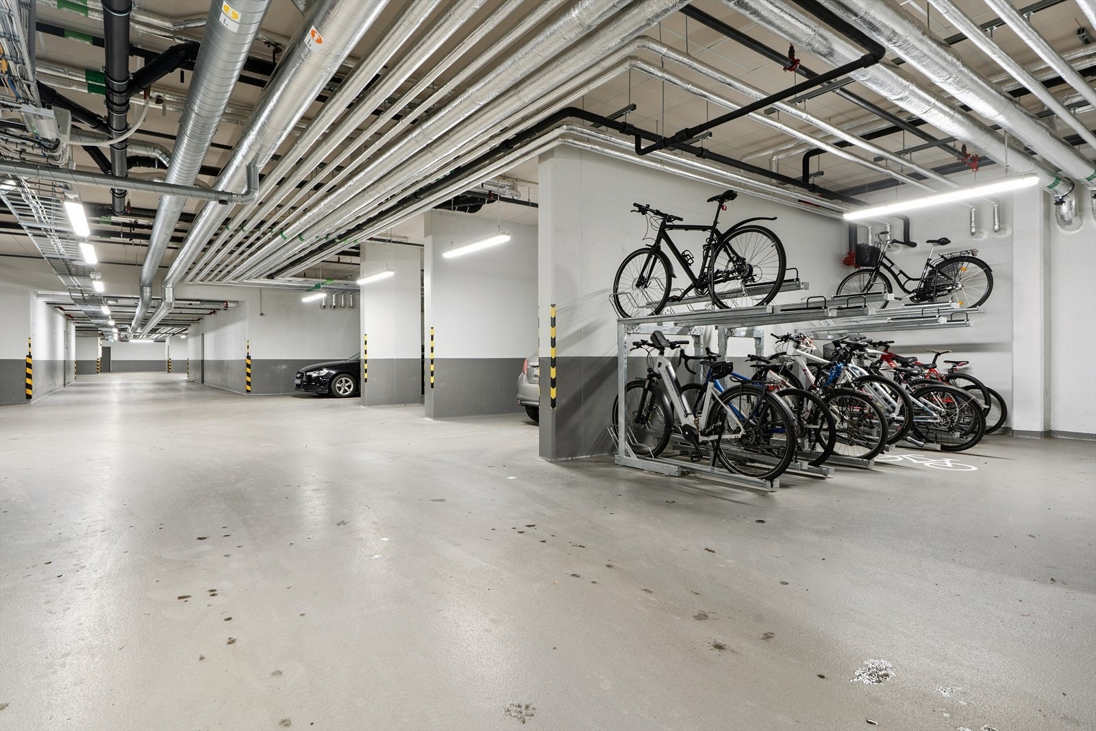 I kjelleren er det felles sykkelparkering og egen bod. Galleribilde