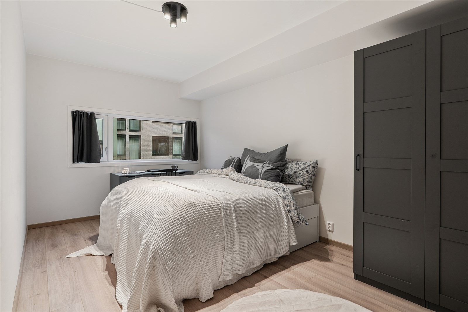 Leiligheten har 2 soverom som begge har god plass til garderobe. Galleribilde