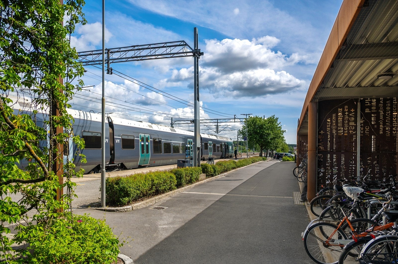 Det er heller ikke langt til Ås sentrum og togstasjonen. Toget tar deg til Oslo på ca. 25 min. Galleribilde