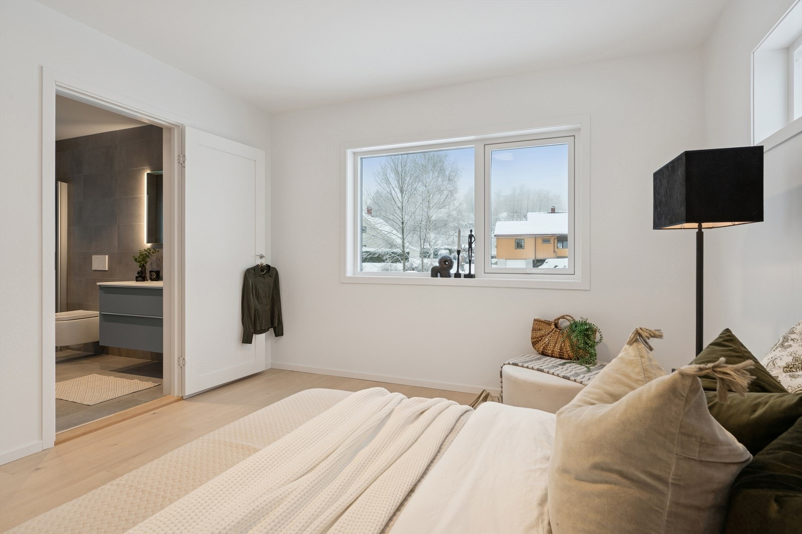 Soverommet har parkettgulv og malte vegger, som gir en moderne finish. Store vinduer gir godt lysinnslipp og utsikt til uteområdet. Galleribilde