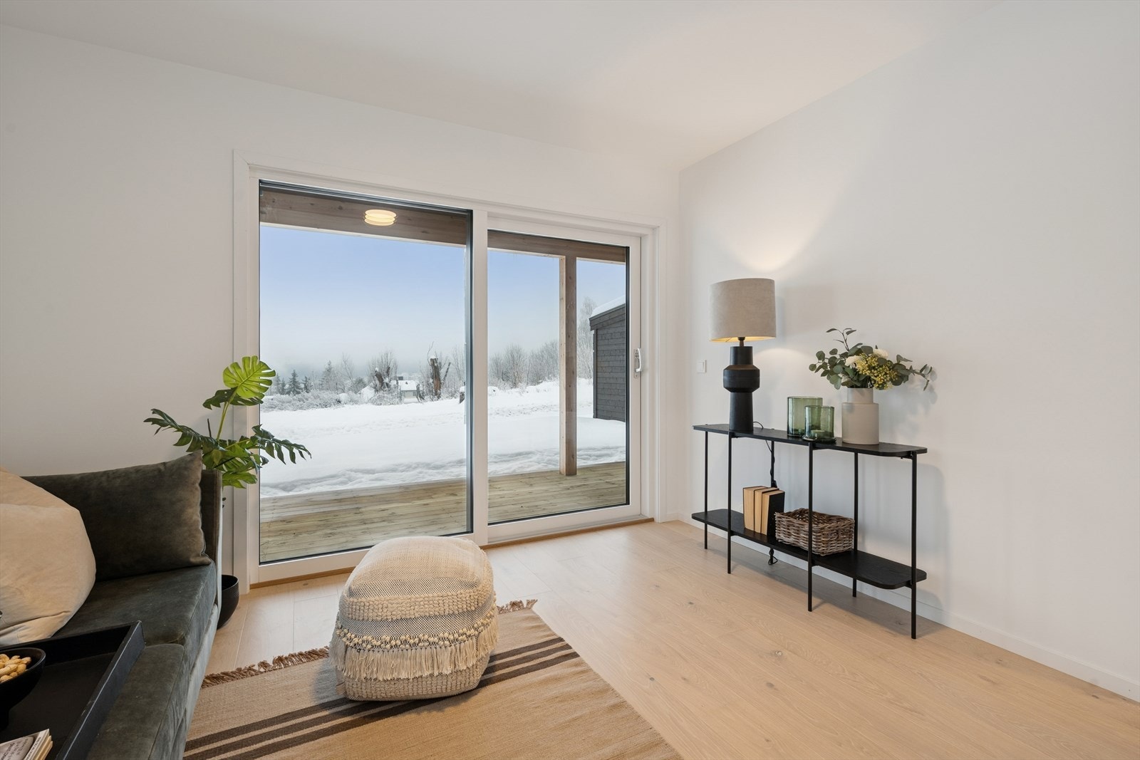 Terrasseplatting i trekonstruksjon gir et solid uteområde, perfekt for avslappende timer i solen. Galleribilde