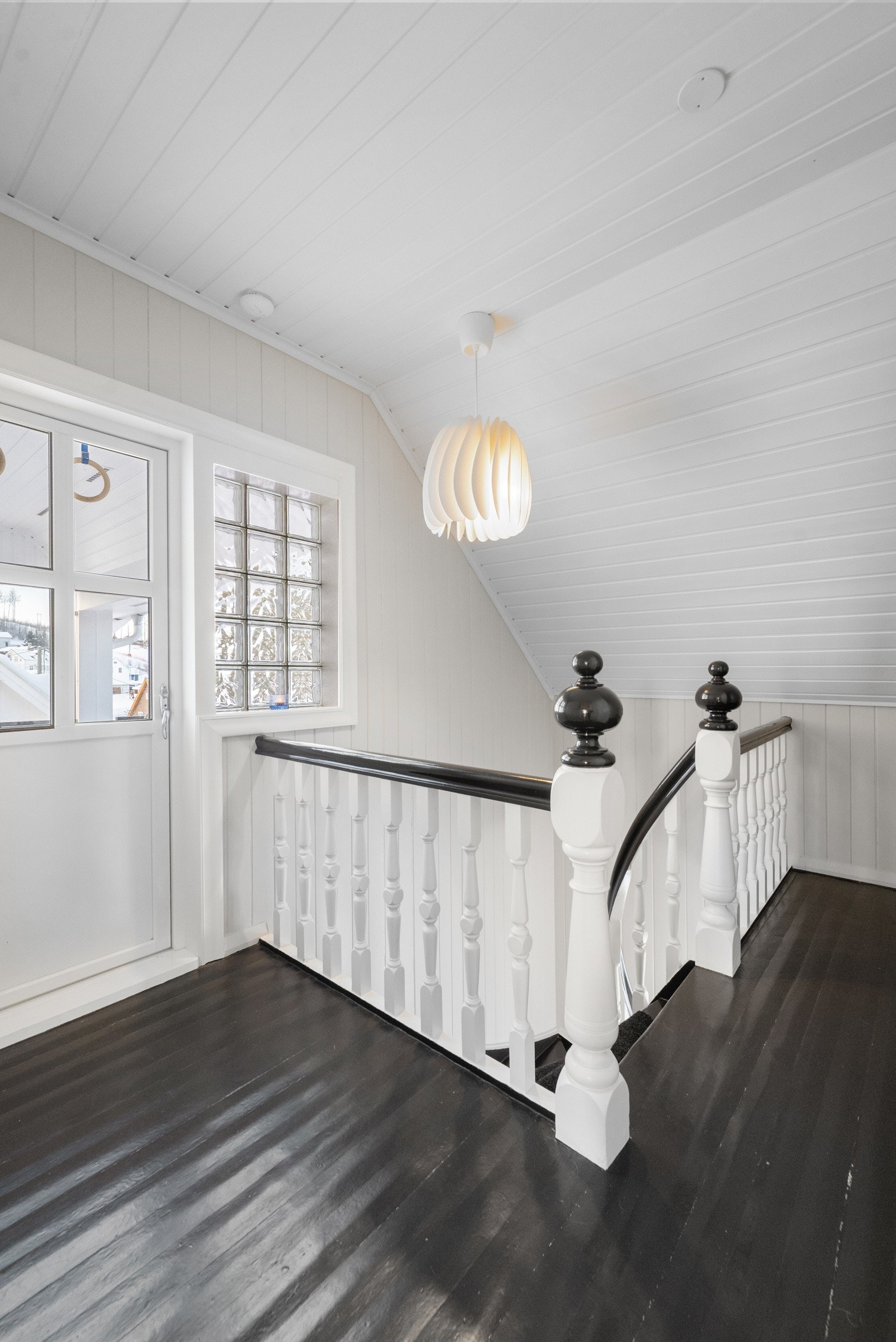 Gang i 2.etg. med utgang til overbygget balkong. Galleribilde