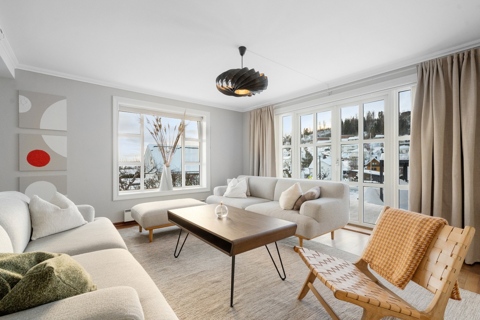 Her har du god plass til både sofagruppe og spisebord. Galleribilde