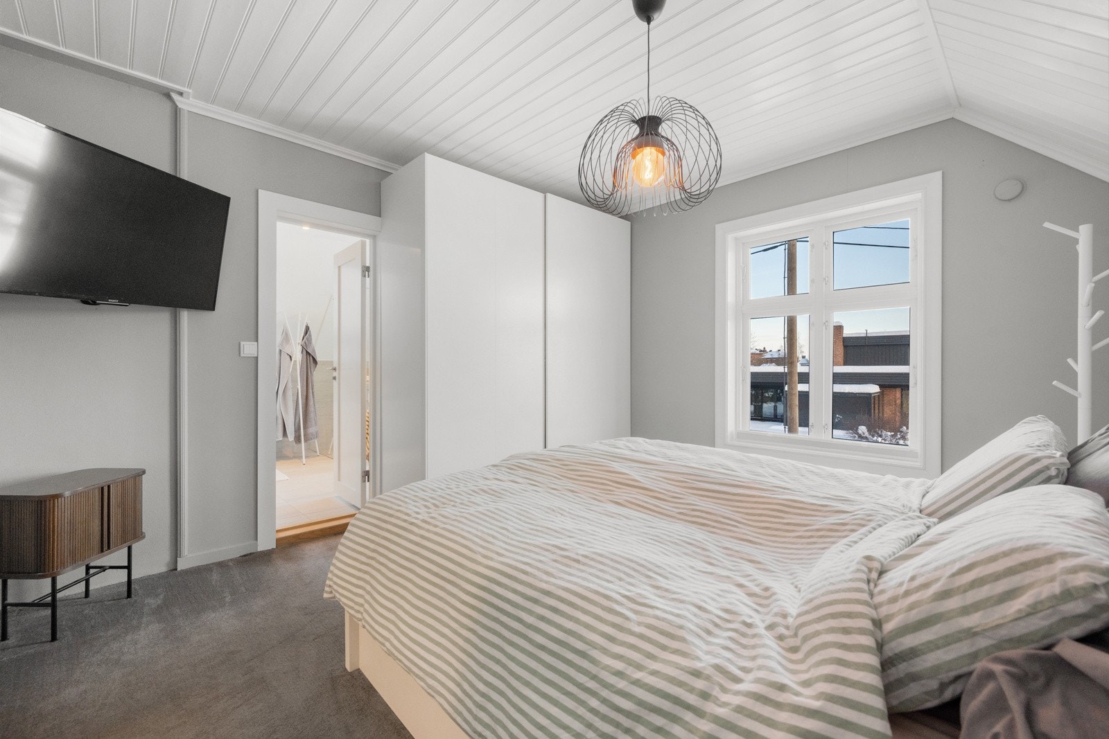 Hovedsoverommet har direkte adkomst til badet. Galleribilde