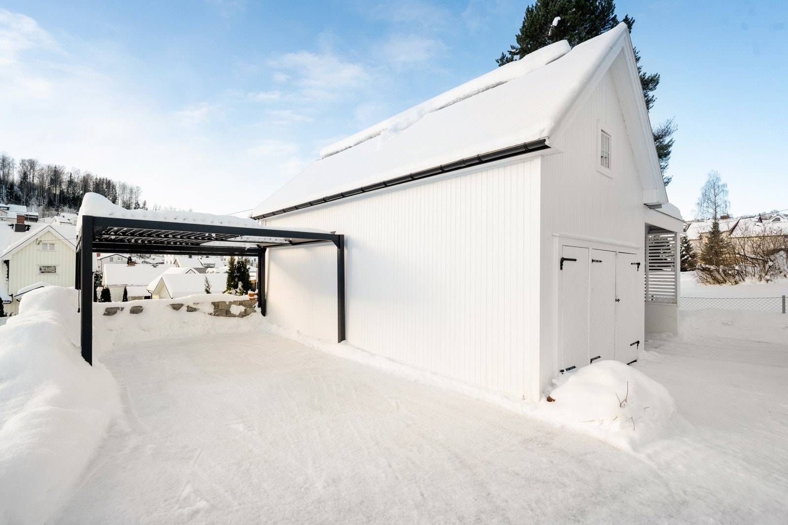 I tilknytning til garasjen er det etablert uteplass med pergola. Galleribilde