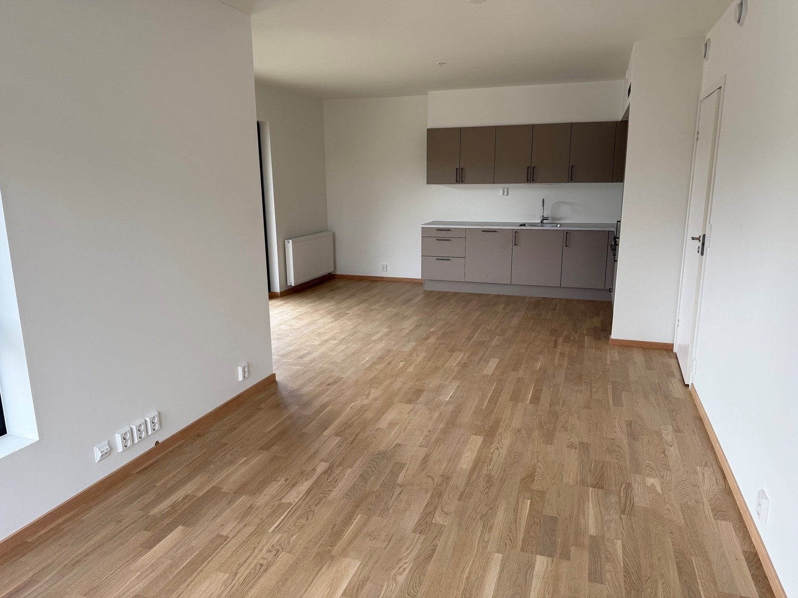 Romslig og åpen planløsning som legger til rette for møblering av både spisebord og sofagruppe. Galleribilde