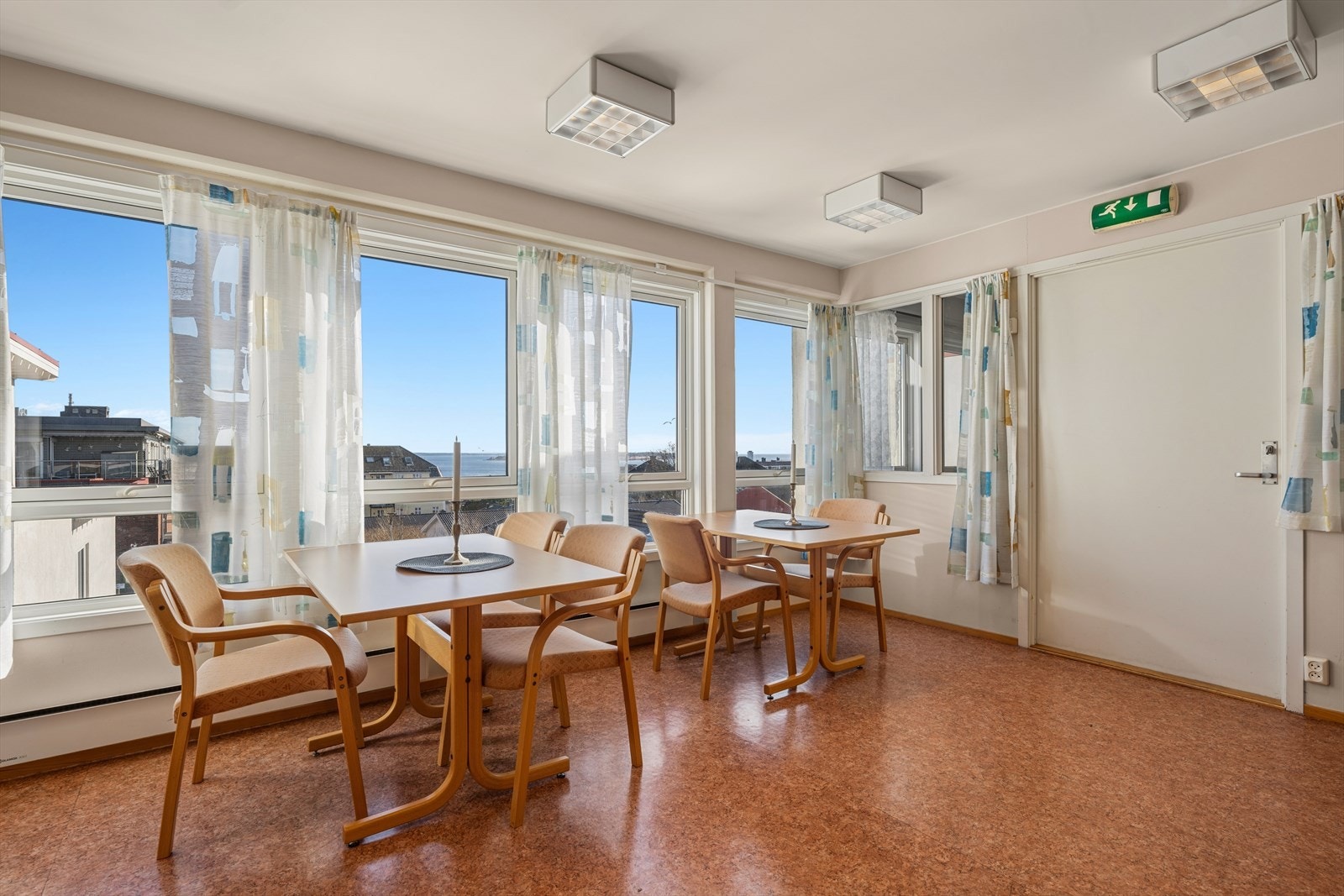 Fellesstue i hver etasje, her fra 2 etasje med flott utsikt. Galleribilde