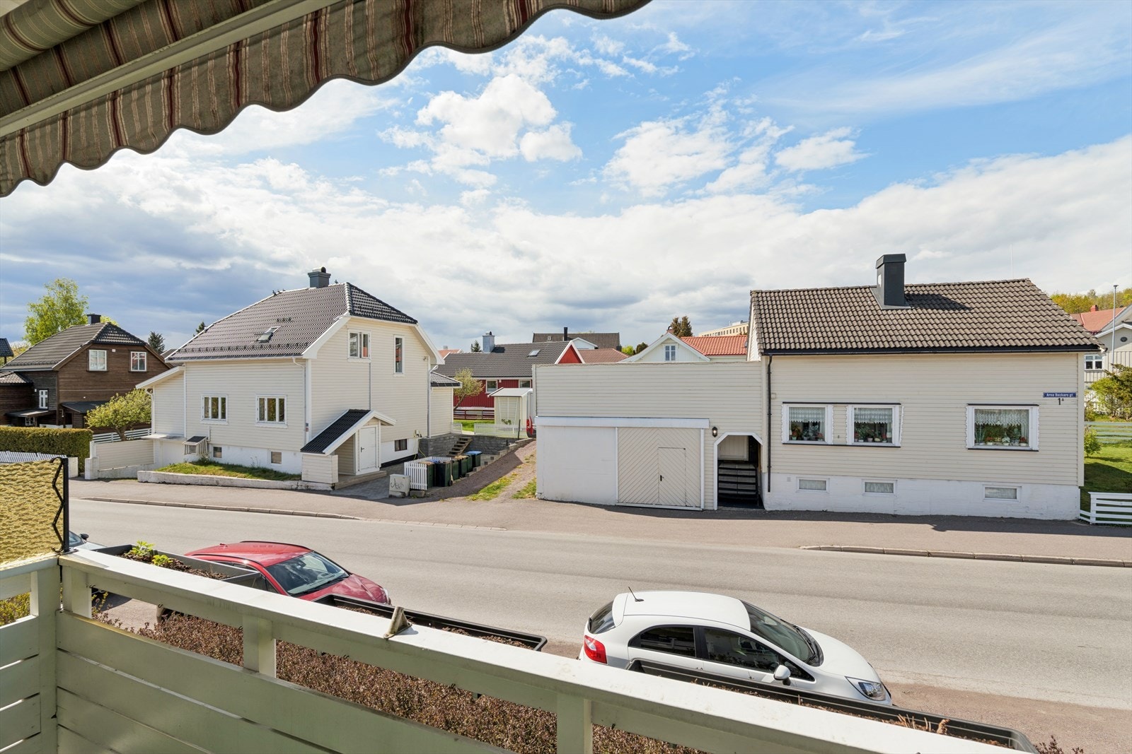 Balkongen har ettermiddag/kveldssol. Galleribilde