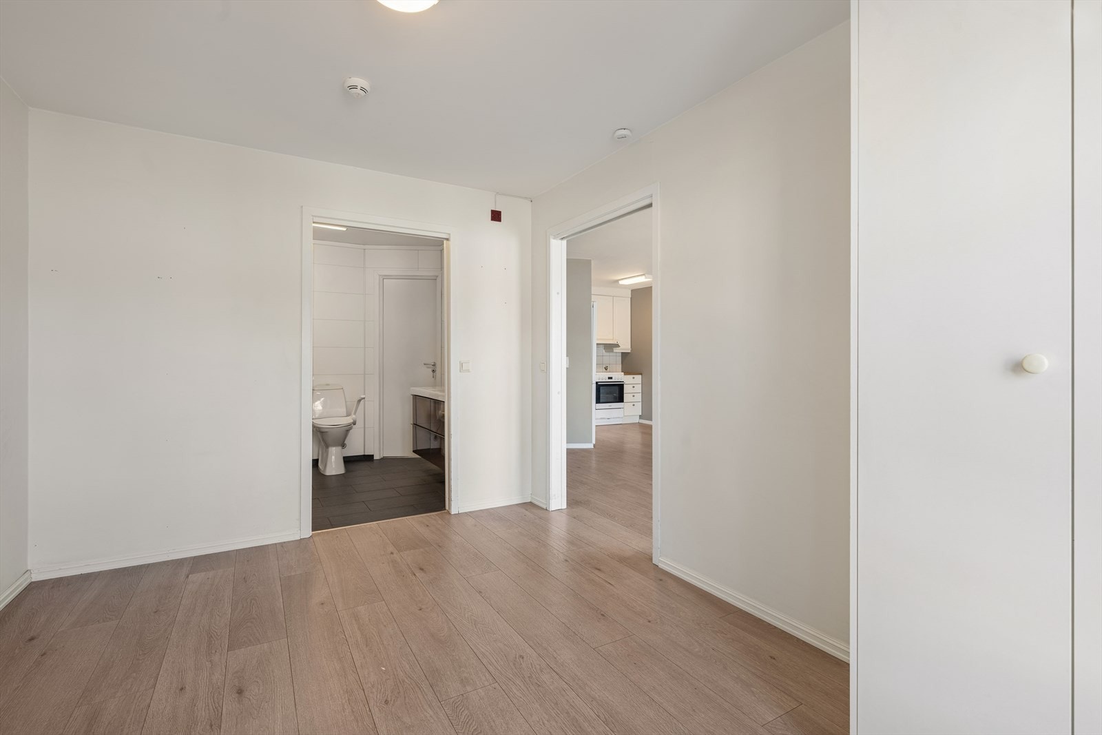 Hovedsoverommet har skyvedør til stuen og til badet. Galleribilde