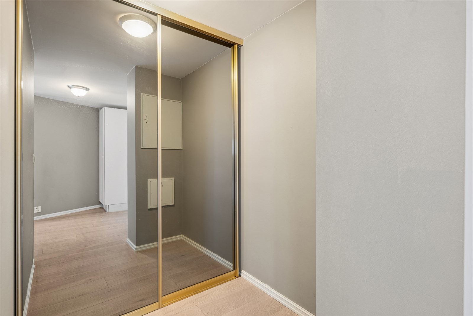 I entréen er det er skyvedørsgarderobe. Galleribilde