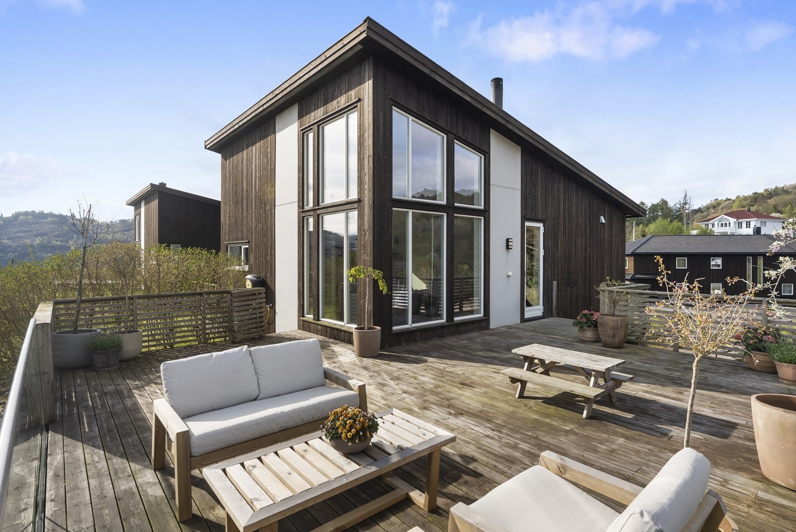 Romslig terrasse med lite innsyn og gode solforhold! Galleribilde