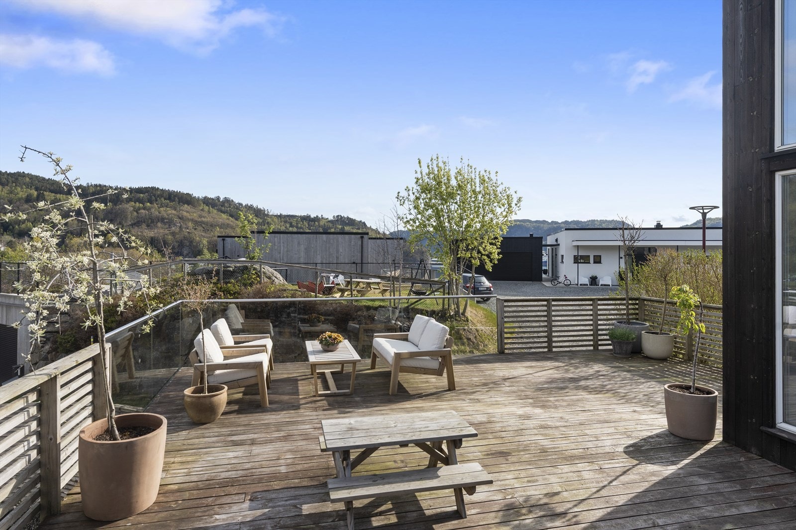 Lite innsyn og gode solforhold på terrassen Galleribilde