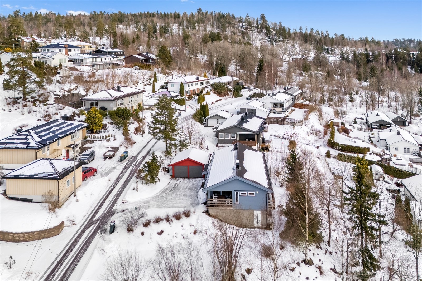 Eiet tomt på over 1,4 mål. Galleribilde