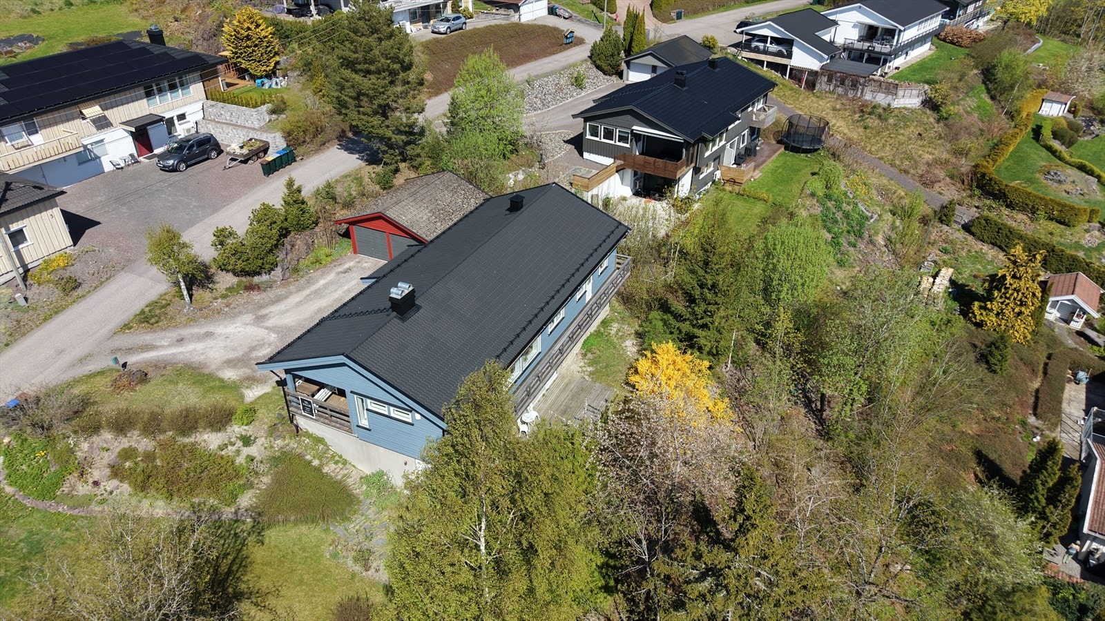 Velkommen til en innholdsrik enebolig på stor tomt, med dobbeltgarasje og flott utsikt. Galleribilde