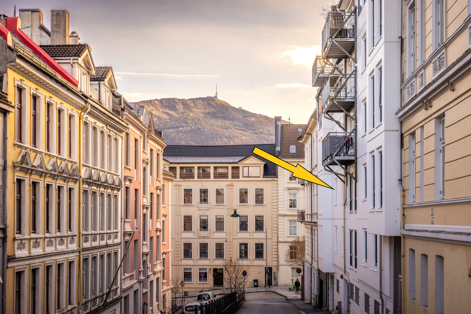 Skjermet beliggenhet høyt over bakkeplan, kun et steinkast fra trappene til Johanneskirken. Galleribilde