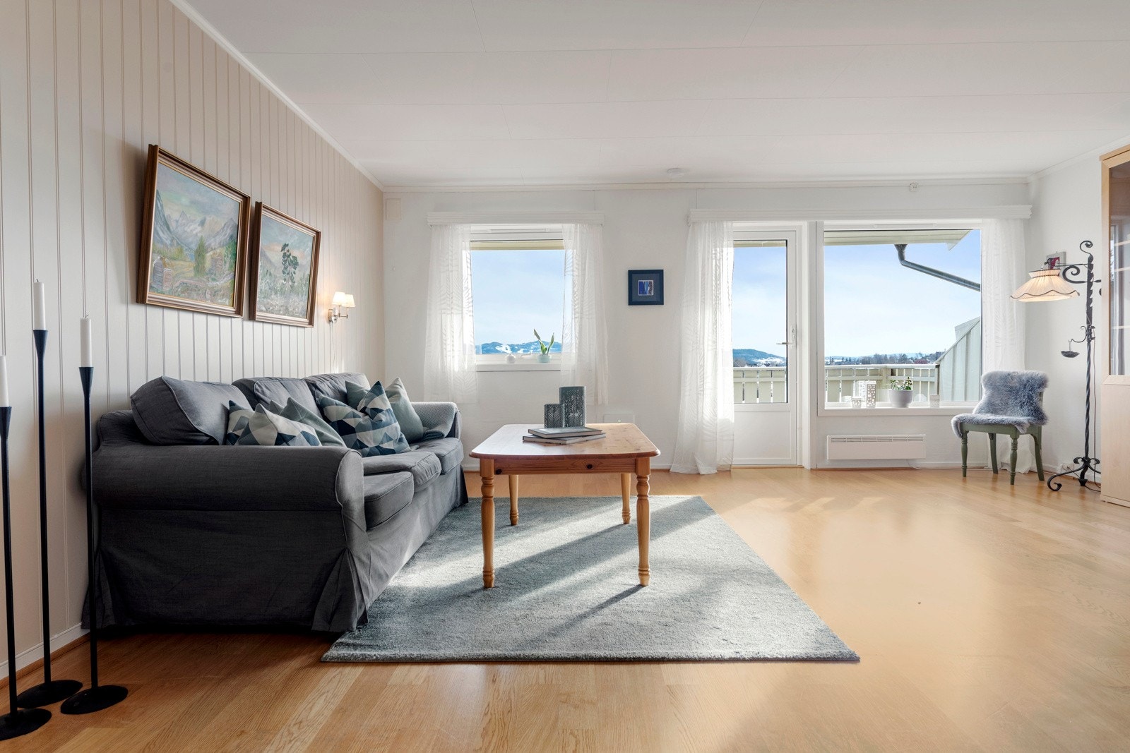 Romslig stue med god plass for flere sittegrupper. Galleribilde