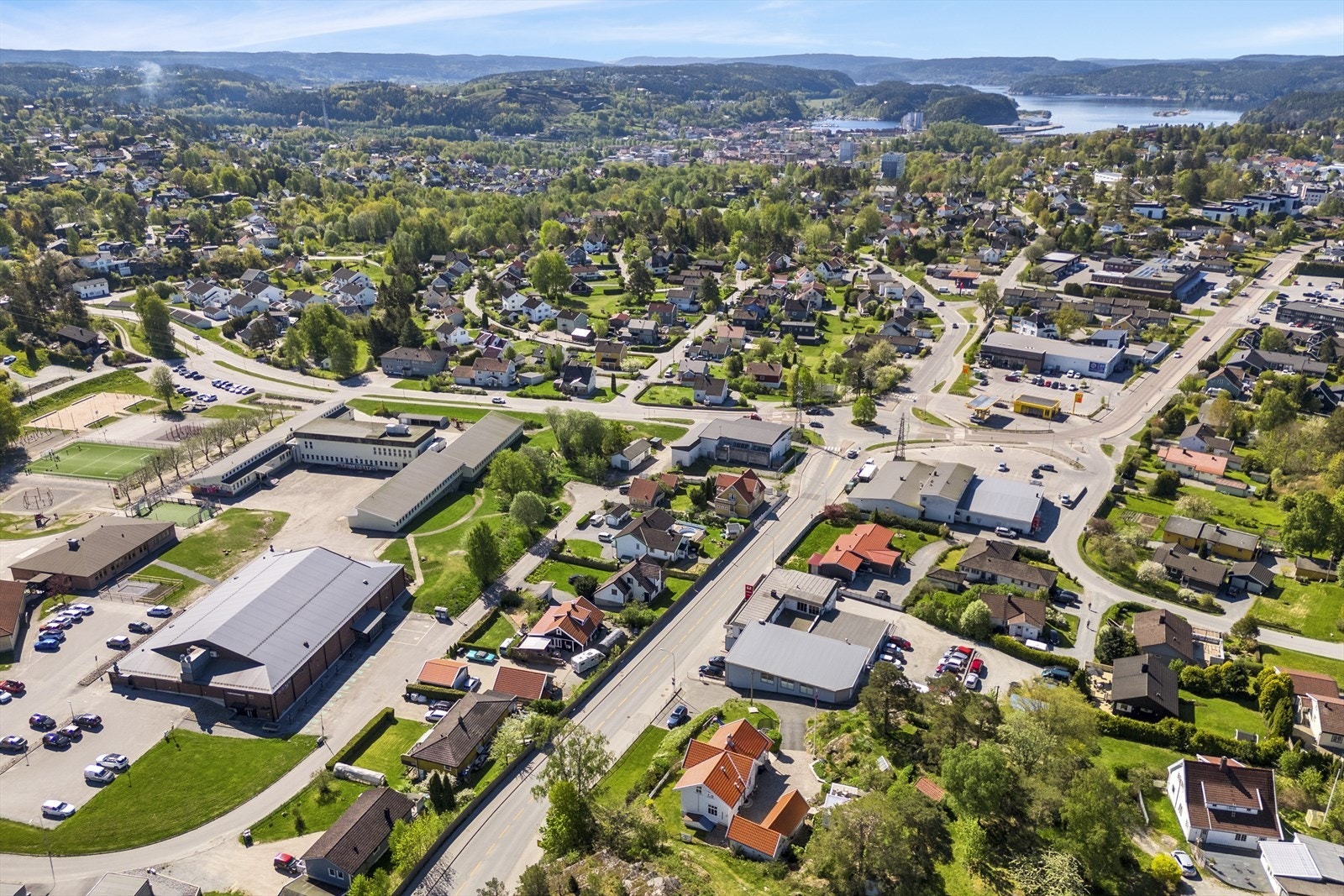 Fra eiendommen er det kort gangvei til skoler, barnehager, dagligvarebutikker, baker, treningssenter m.m Galleribilde