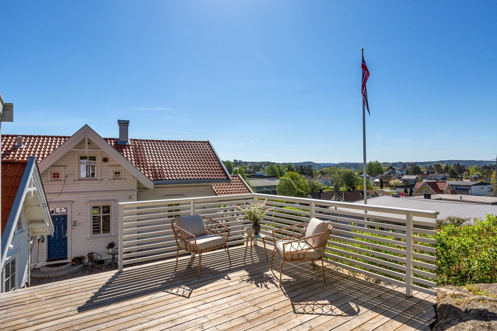 Fra platting har du pen utsikt mot omkringliggende områder og mot Fredriksten festning Galleribilde