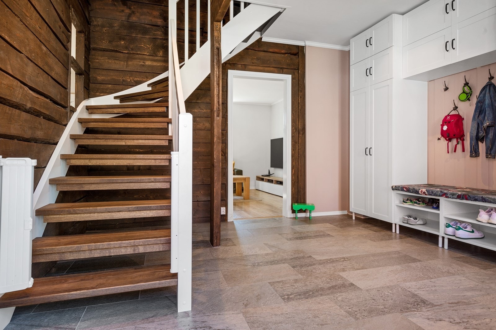 Ved oppussing av huset er de gamle tømmerveggene, bjelkene og tregulvene hentet fram i flere rom Galleribilde