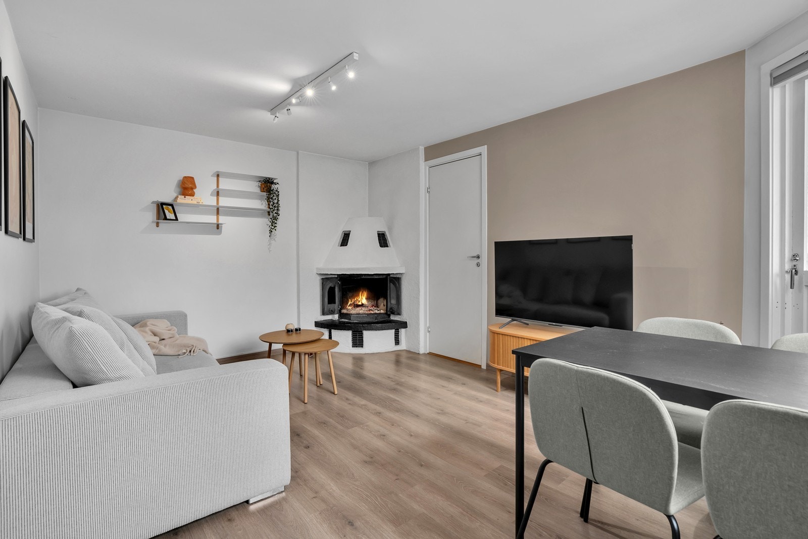 Stuen har peis og plass til sofa med tilhørende møblement, samt plass til spisebord Galleribilde
