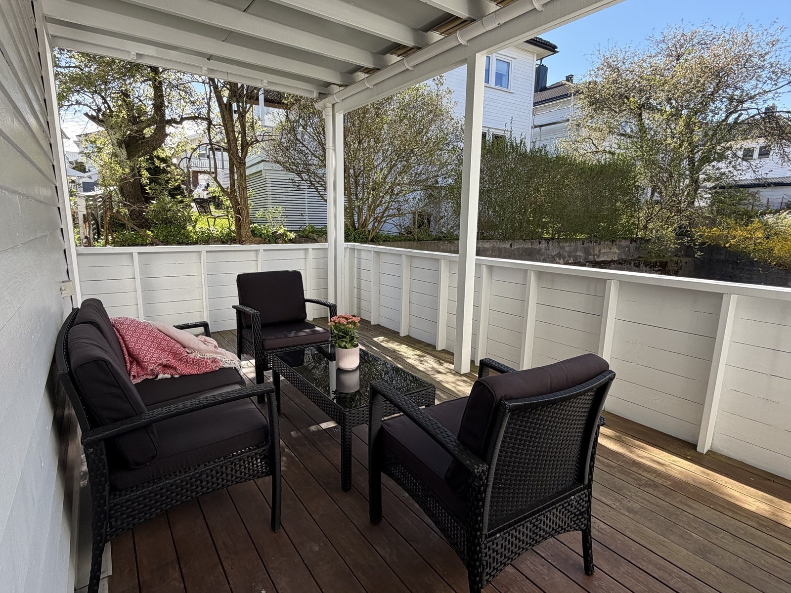 Fra stuen er det utgang til stor, overbygd terrasse med ettermiddagssol, her er det god plass til hagemøbler og grill Galleribilde