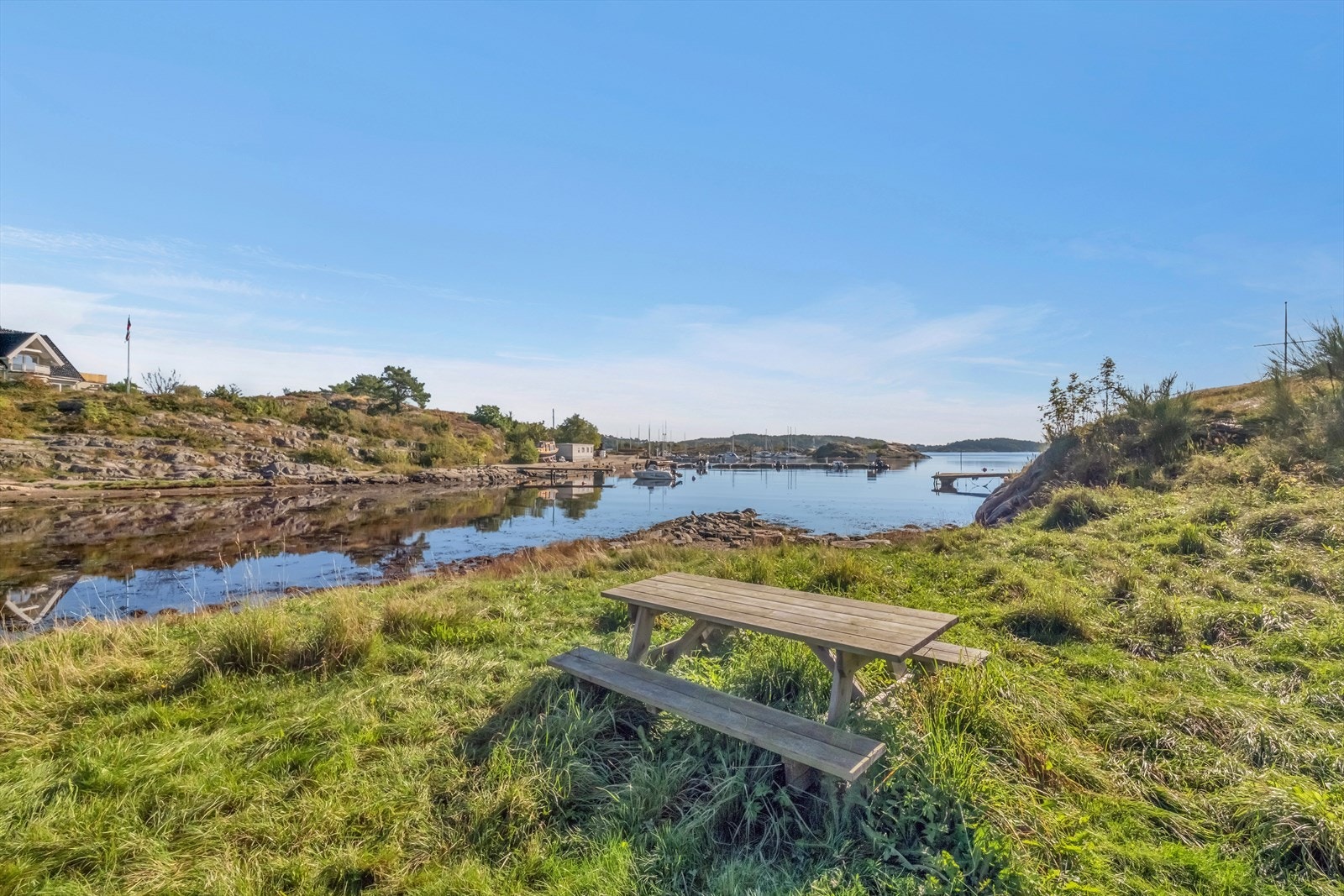 En kort spasertur unna er sjø og badeliv Galleribilde