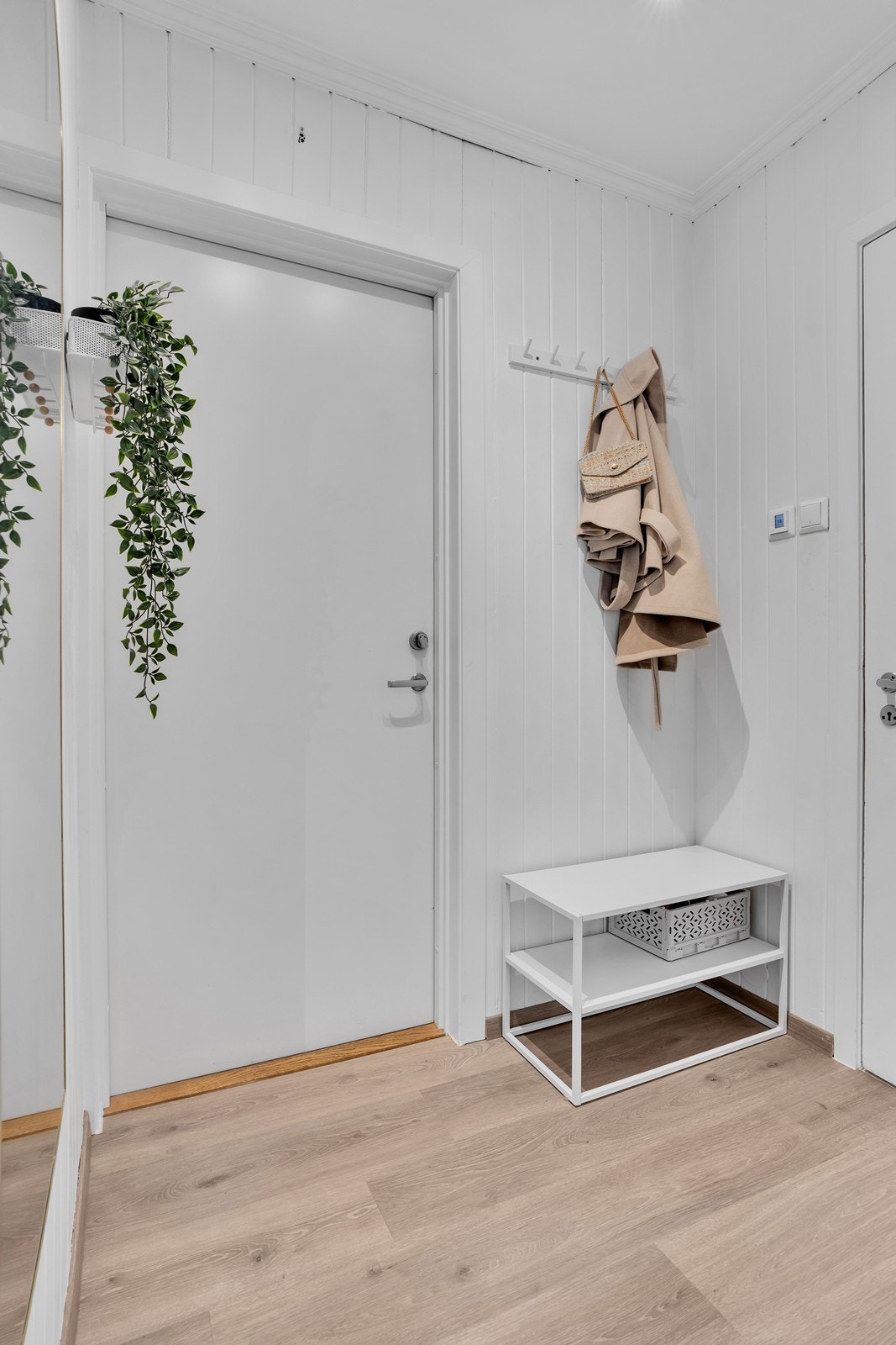 Velkommen inn - gangen gir et godt førsteinntrykk av leiligheten, og her er det plass til å henge fra seg yttertøy og sko Galleribilde