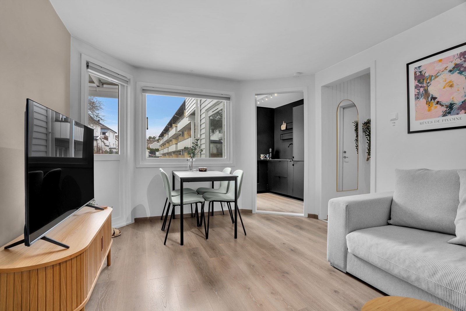 Velkommen til Snorres gate 24 - en delikat 2- roms selveierleilighet med stor terrasse og sentral beliggenhet! Her fra leilighetens stue som har pent laminatgulv og lysmalte overflater - noe som er gjennomgående for alle oppholdsrom Galleribilde