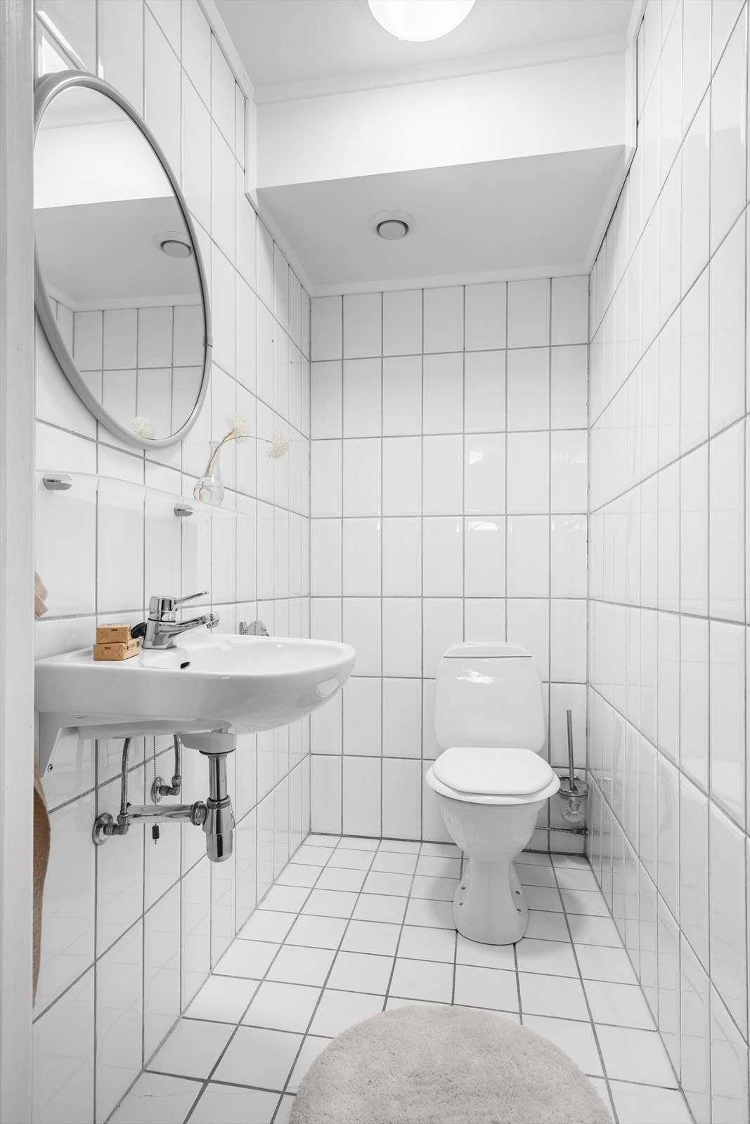 Separat toalettrom med servant og WC. Galleribilde