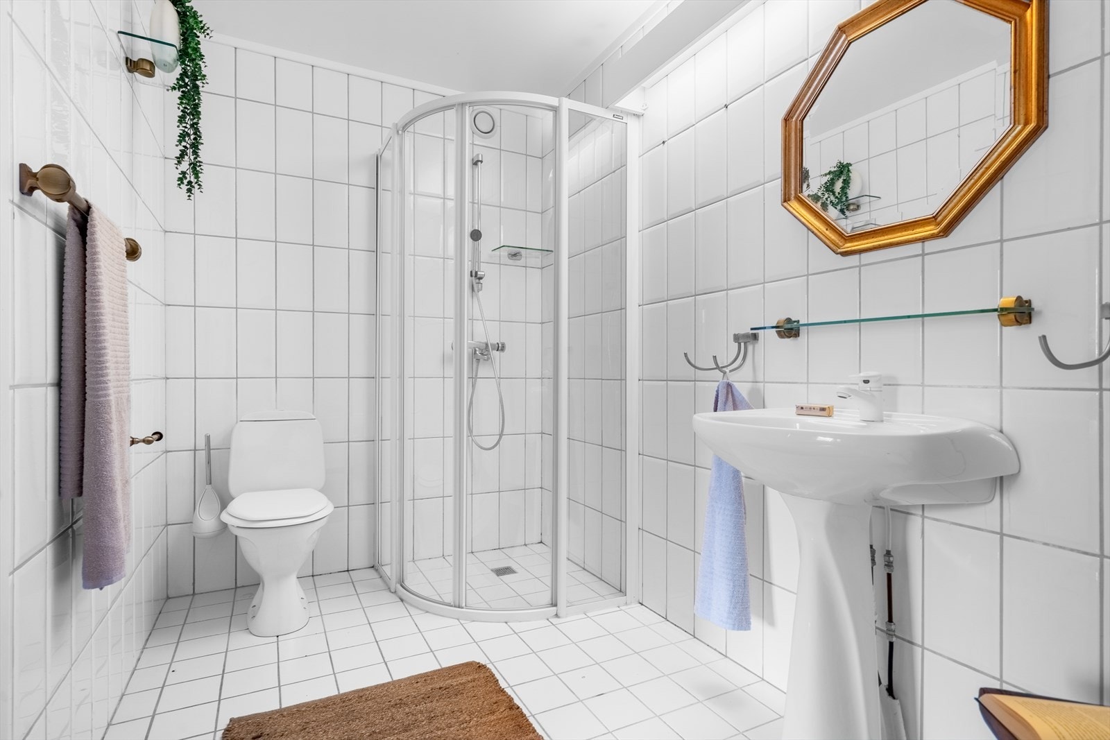Bad med flislagte overflater, WC, dusj, badekar og servant. Badet har varmekabler i gulv. Galleribilde