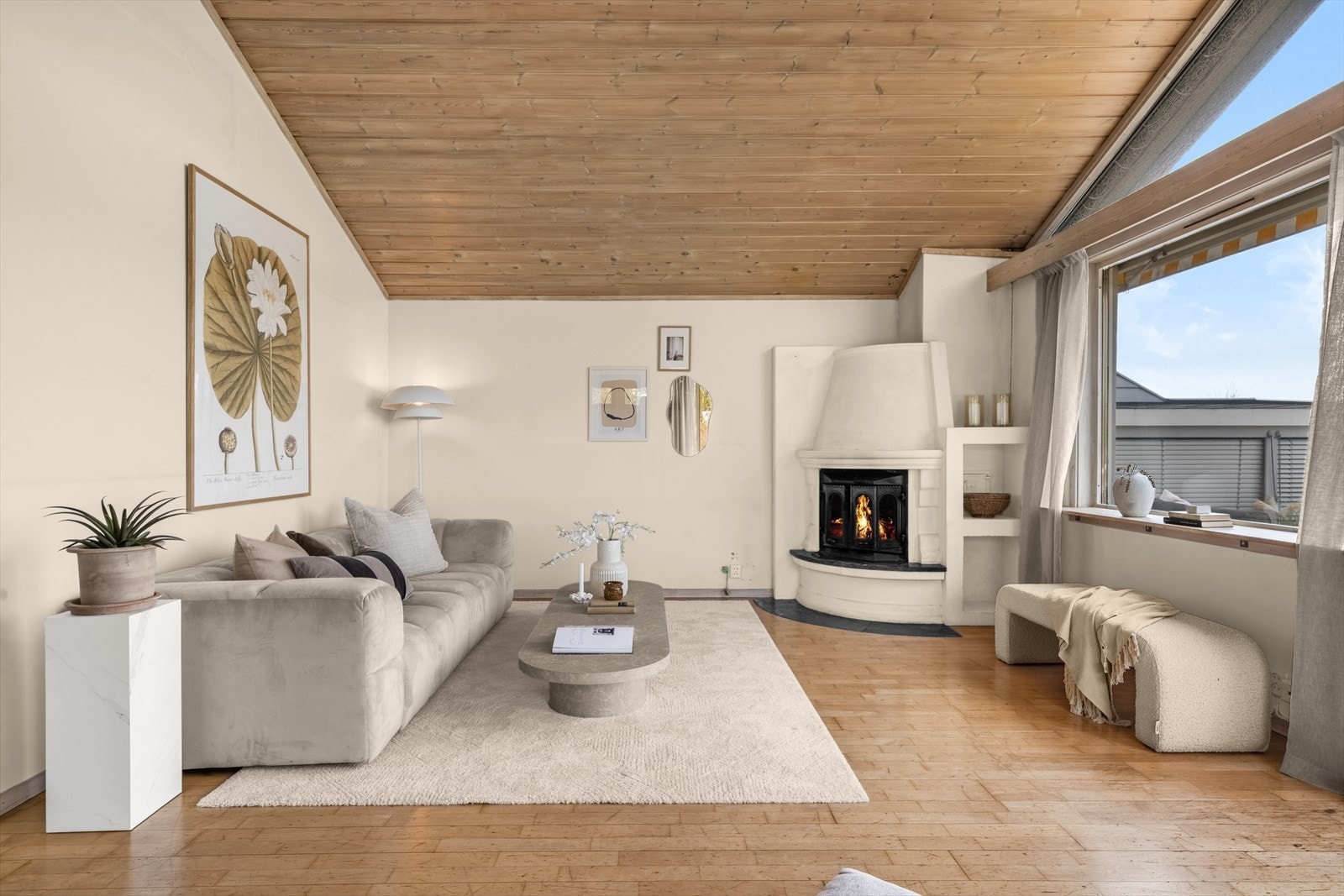 Romslig stue med god plass til å innrede med sofagruppe. Galleribilde