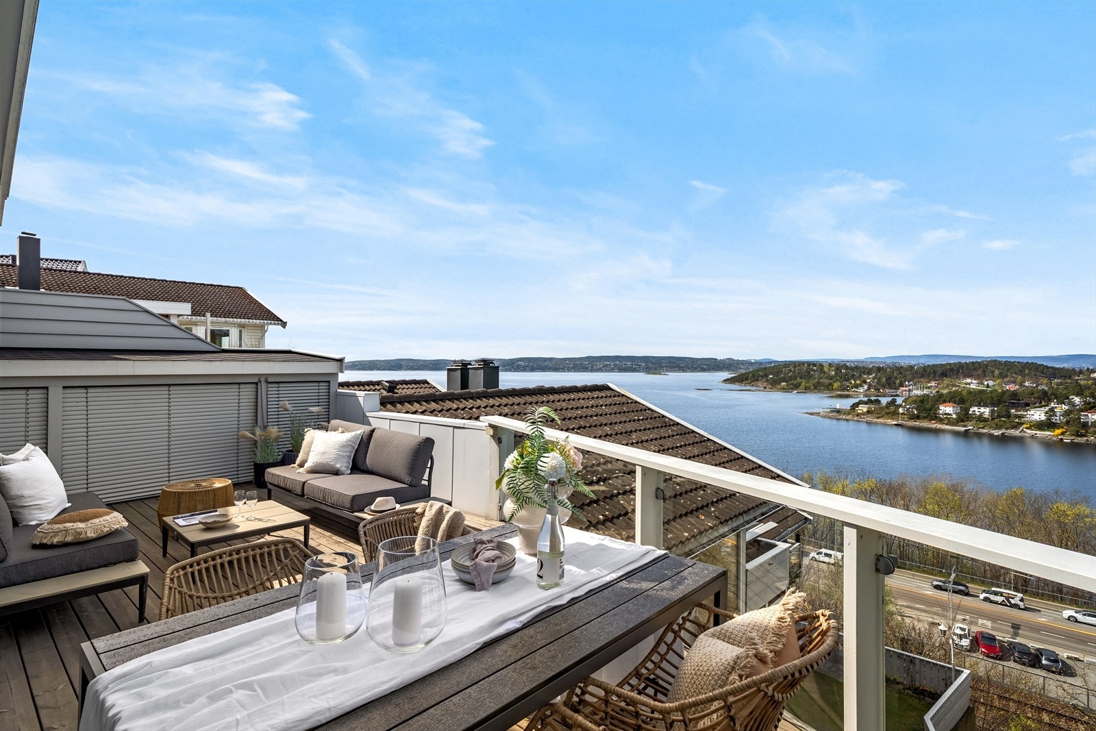 Vestvendt beliggenhet gir fantastisk ettermiddags- og kveldssol over fjorden. Galleribilde