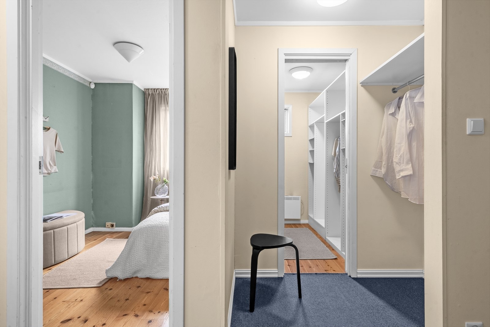 Mindre rom som er innredet som garderobe. Galleribilde