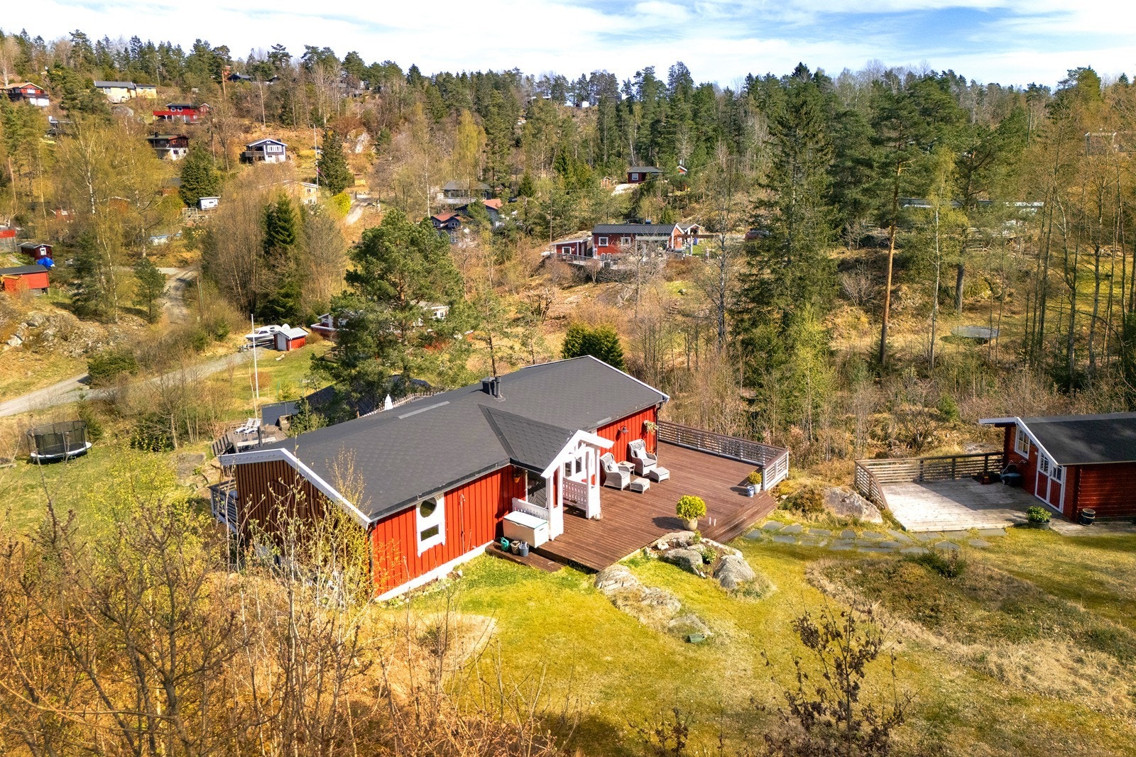 Hytta byr på solrike terrasser på tre sider, som gir gode solforhold gjennom store deler av dagen og flere fine soner for både avslapning og sosiale sammenkomster. I tillegg er det en hyggelig, liten terrasse utenfor uthuset. Galleribilde