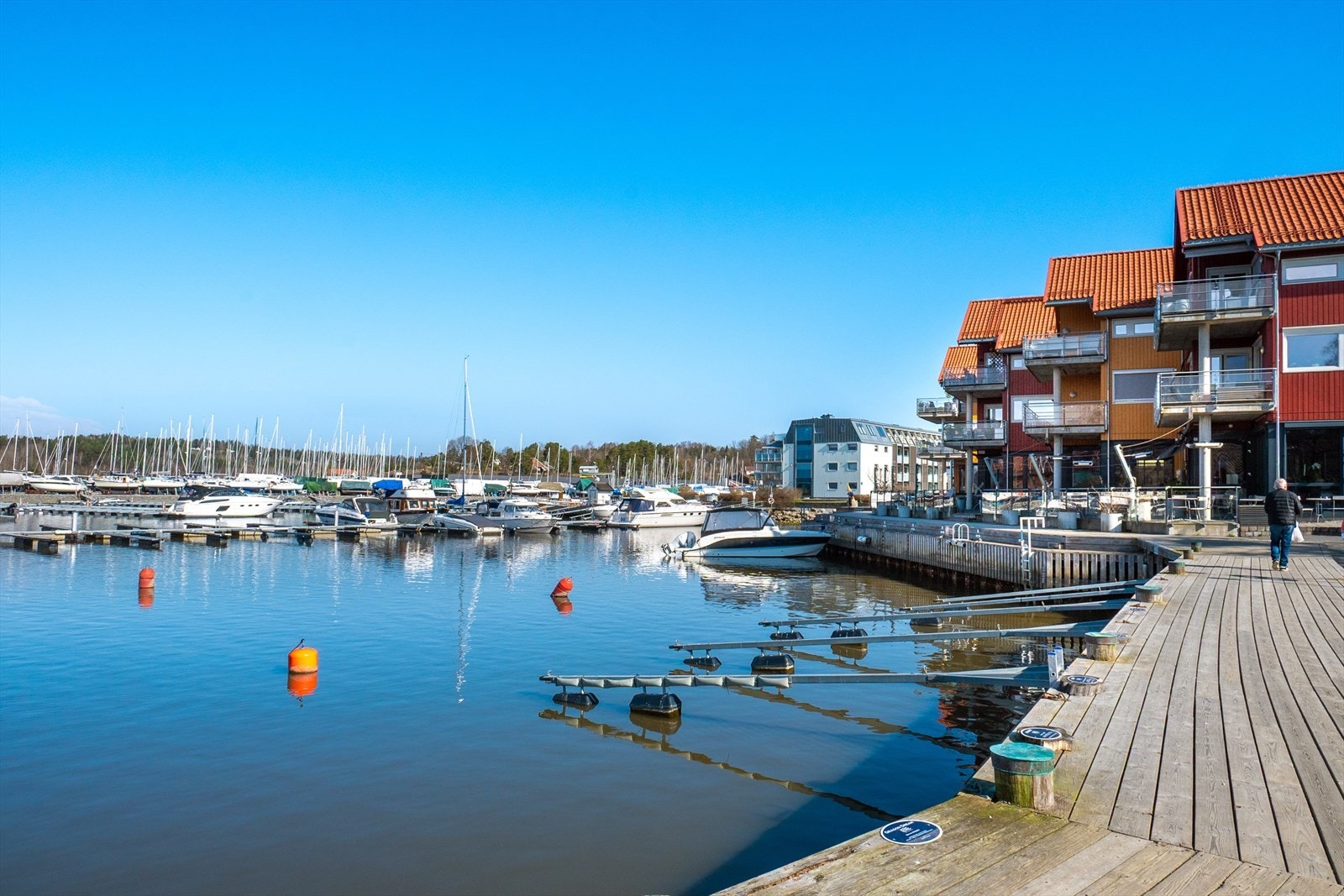 Brygga i Son - et levende og maritimt miljø rett utenfor døren, med båtliv, restauranter og hyggelige spaserturer langs vannkanten. Galleribilde