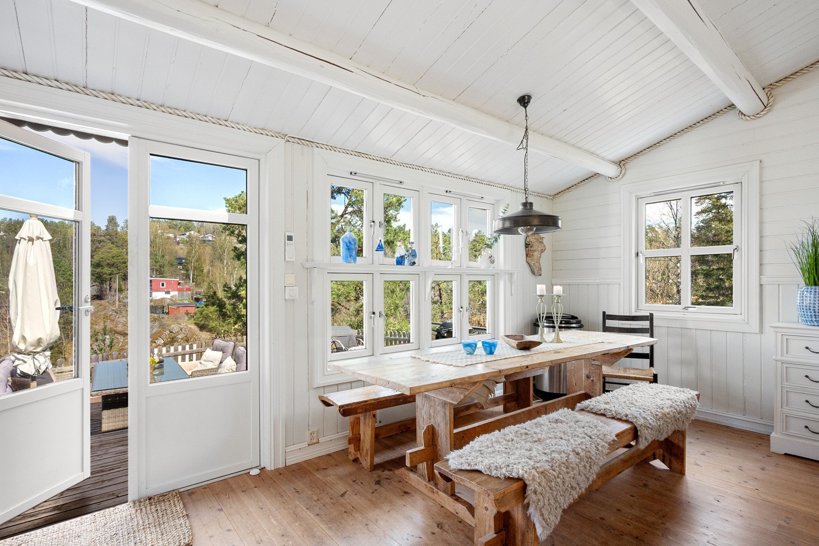 Fra stuen er det doble verandadører som leder ut til terrassen og slipper inn rikelig med naturlig lys. Galleribilde