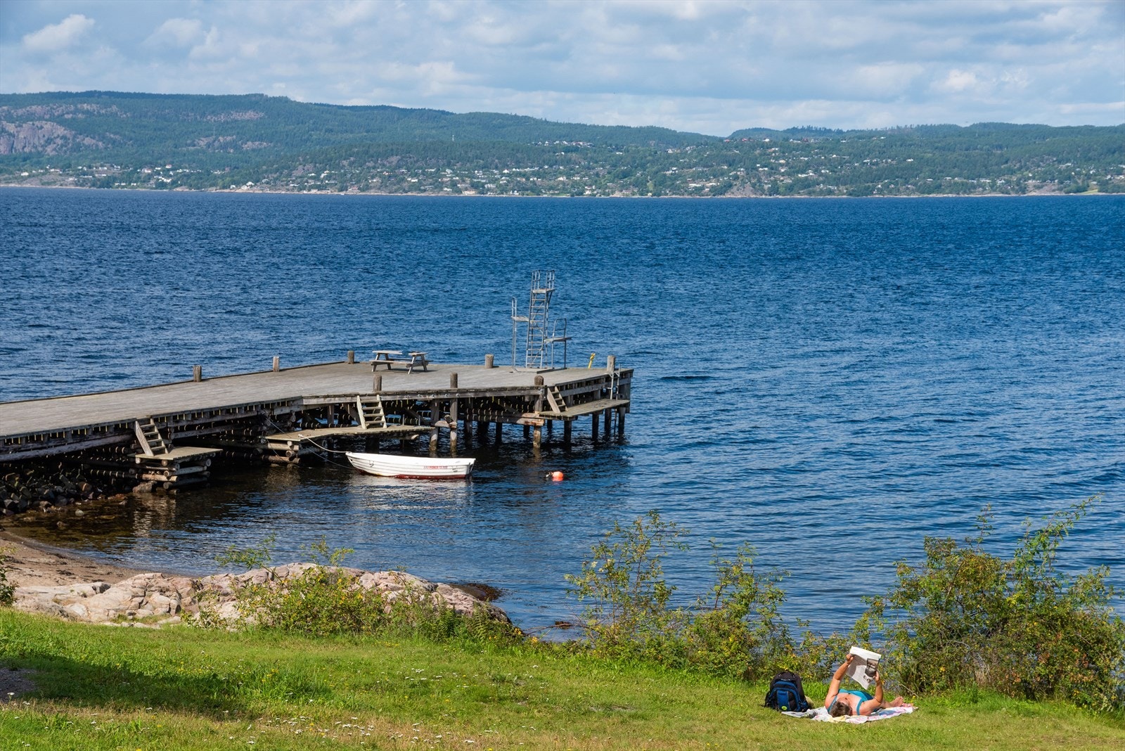 Fra eiendommen er det gangavstand til Kjøvangen brygge med en liten steinstrand, svaberg, stupetårn og brygge med fiskemuligheter. Galleribilde