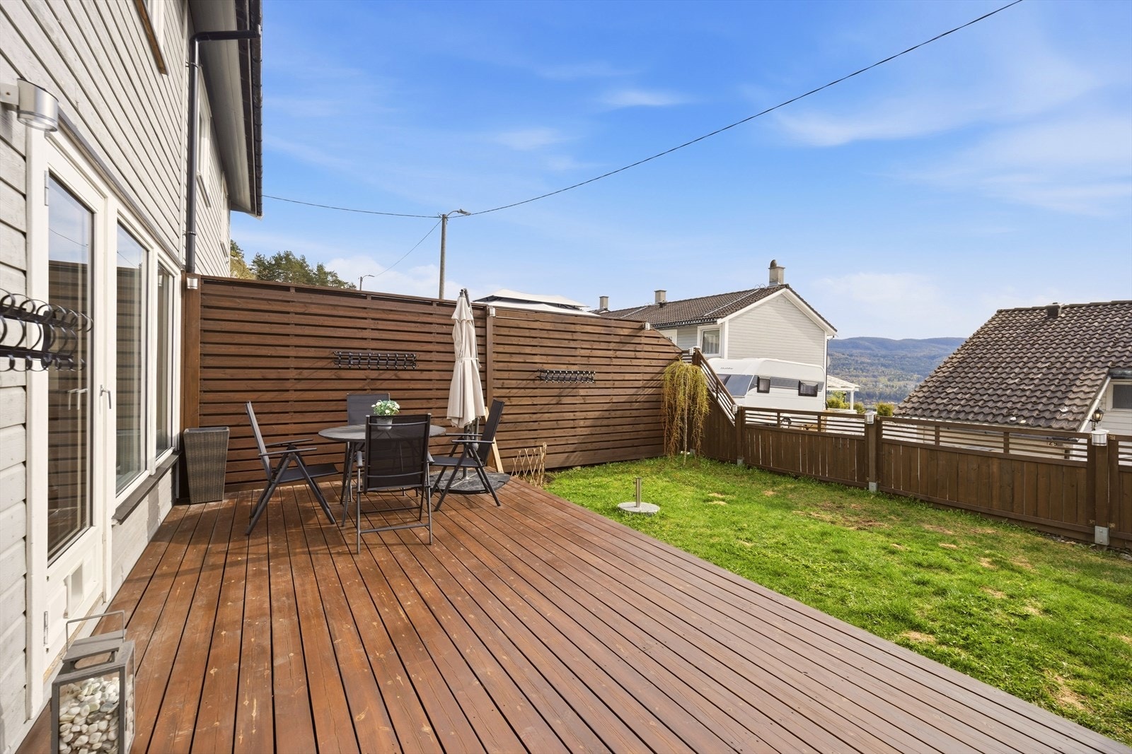 Skjermet hage og terrasse med utsikt og gode solforhold Galleribilde
