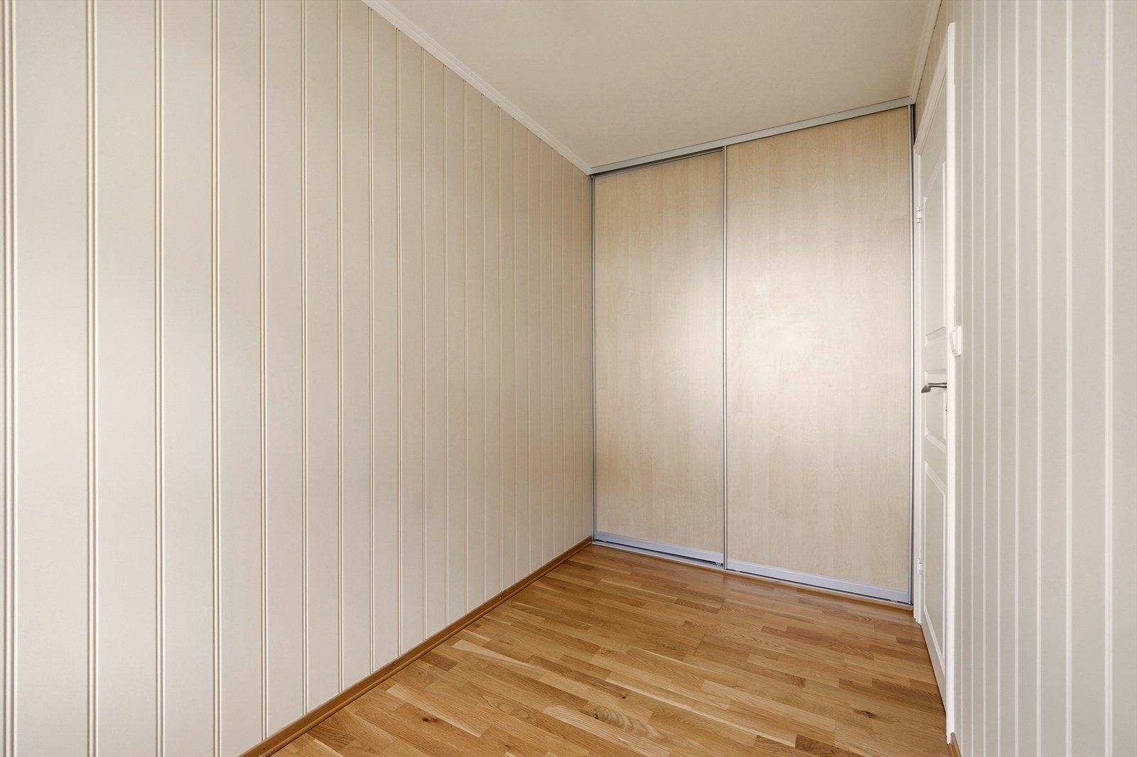 Praktisk skyvedørsgarderobe på rommet Galleribilde
