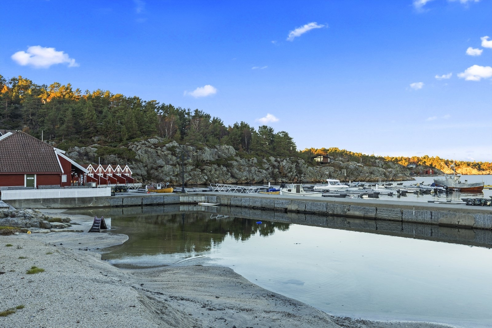 Trygg badeplass med sandstrand for barn. Skjermet bak moloen. Galleribilde