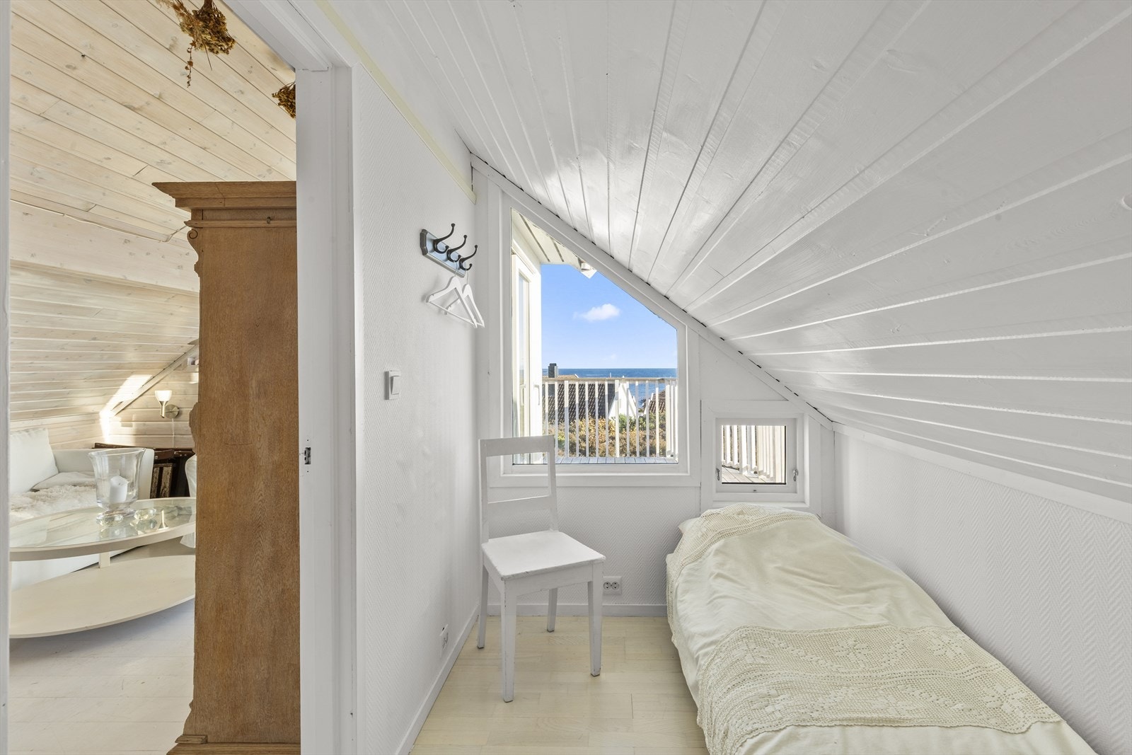 Soverom 1 (loft) med havutsikt og to enkeltsenger Galleribilde