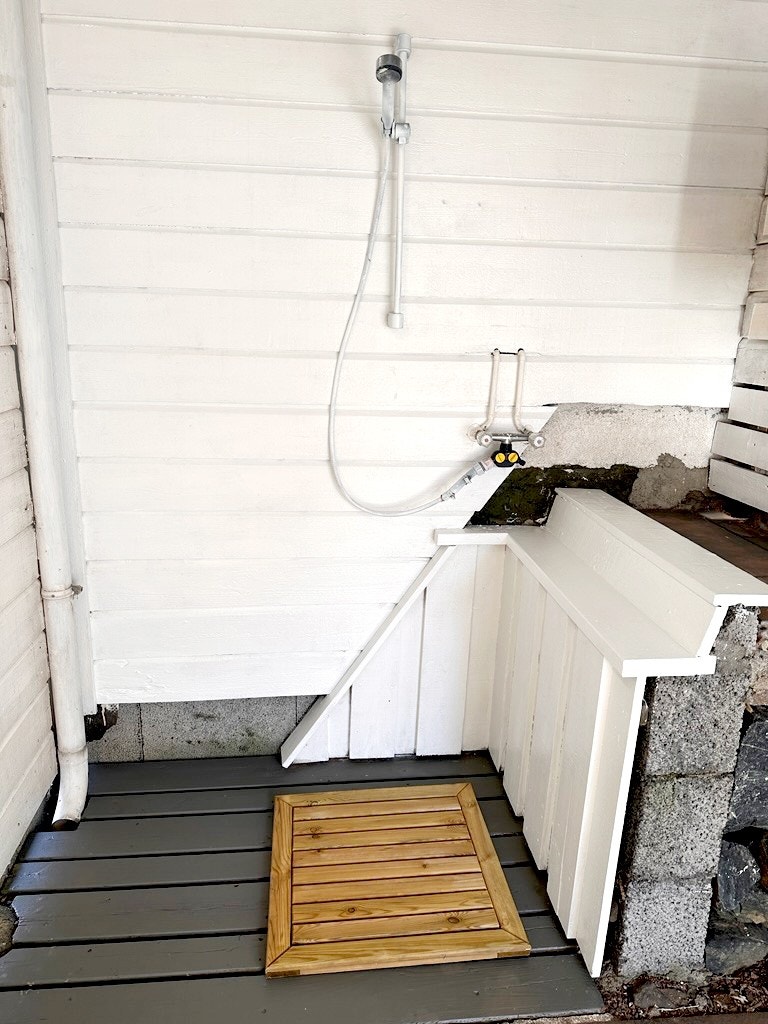 Det er montert skjermet og praktisk utedusj! Galleribilde