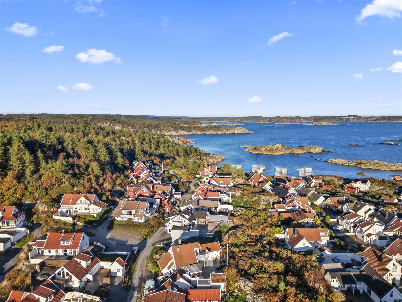 Båthavna i bakgrunnen med kort gangavstand fra hytta. Galleribilde