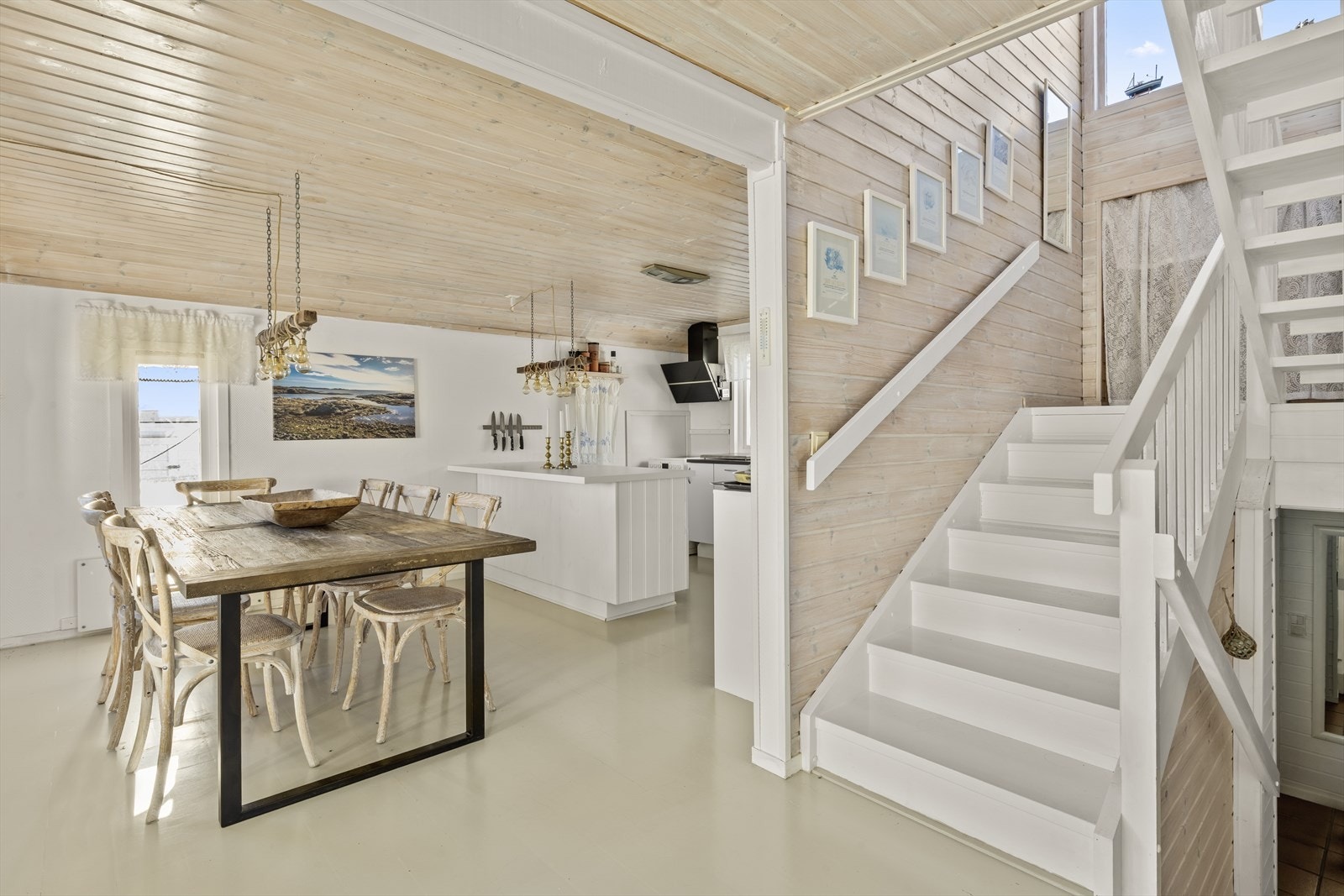 Trappen leder opp til loftstue, to soverom og terrasse med vidstrakt havutsikt! Galleribilde