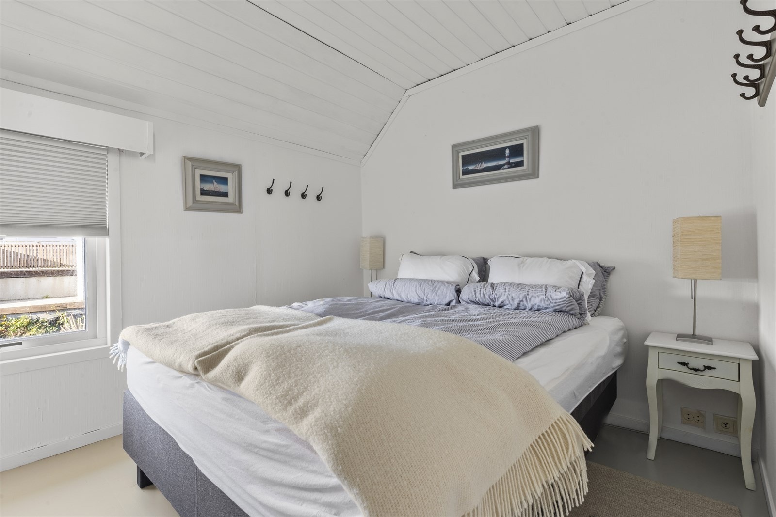 Soverom 3/ hovedsoverom med innebygget skap. Galleribilde