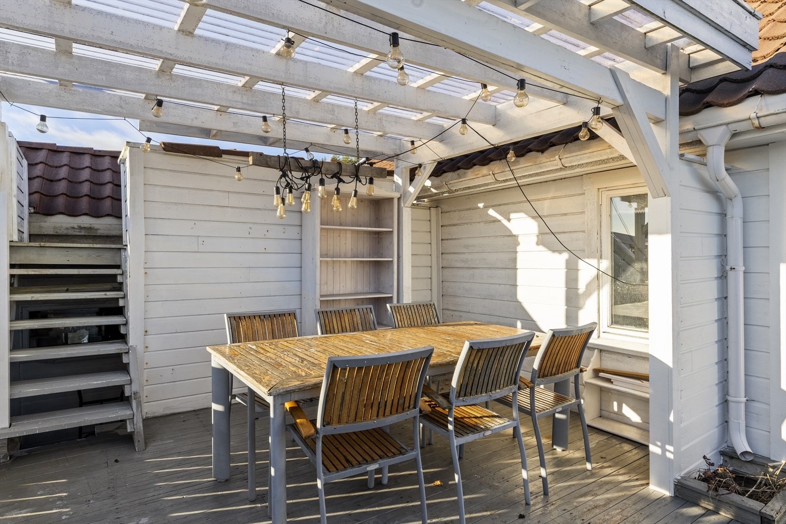 Overbygget lounge. Trappen leder opp til terrasse med kveldssol. Terrassedekke er helt nylig beiset (etter fotograferingen) Galleribilde