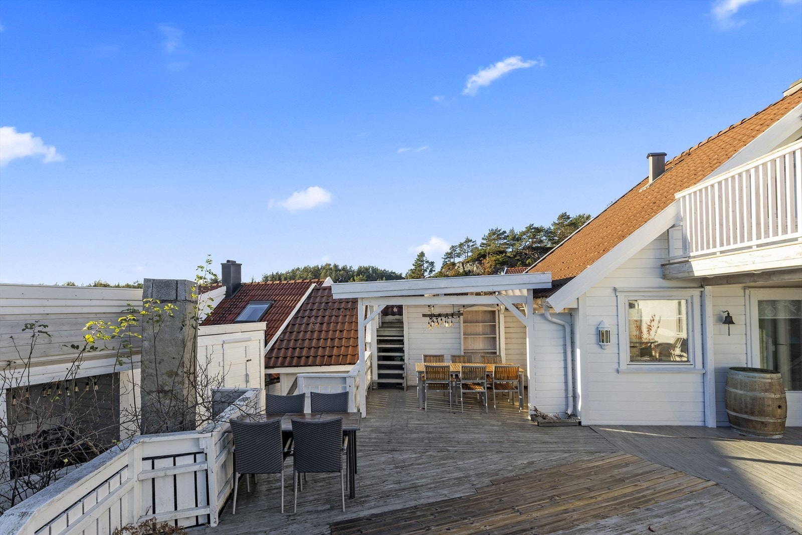 Stor terrasse med plass til både soling og langbord. Terrassedekke er helt nylig beiset (etter fotograferingen) Galleribilde