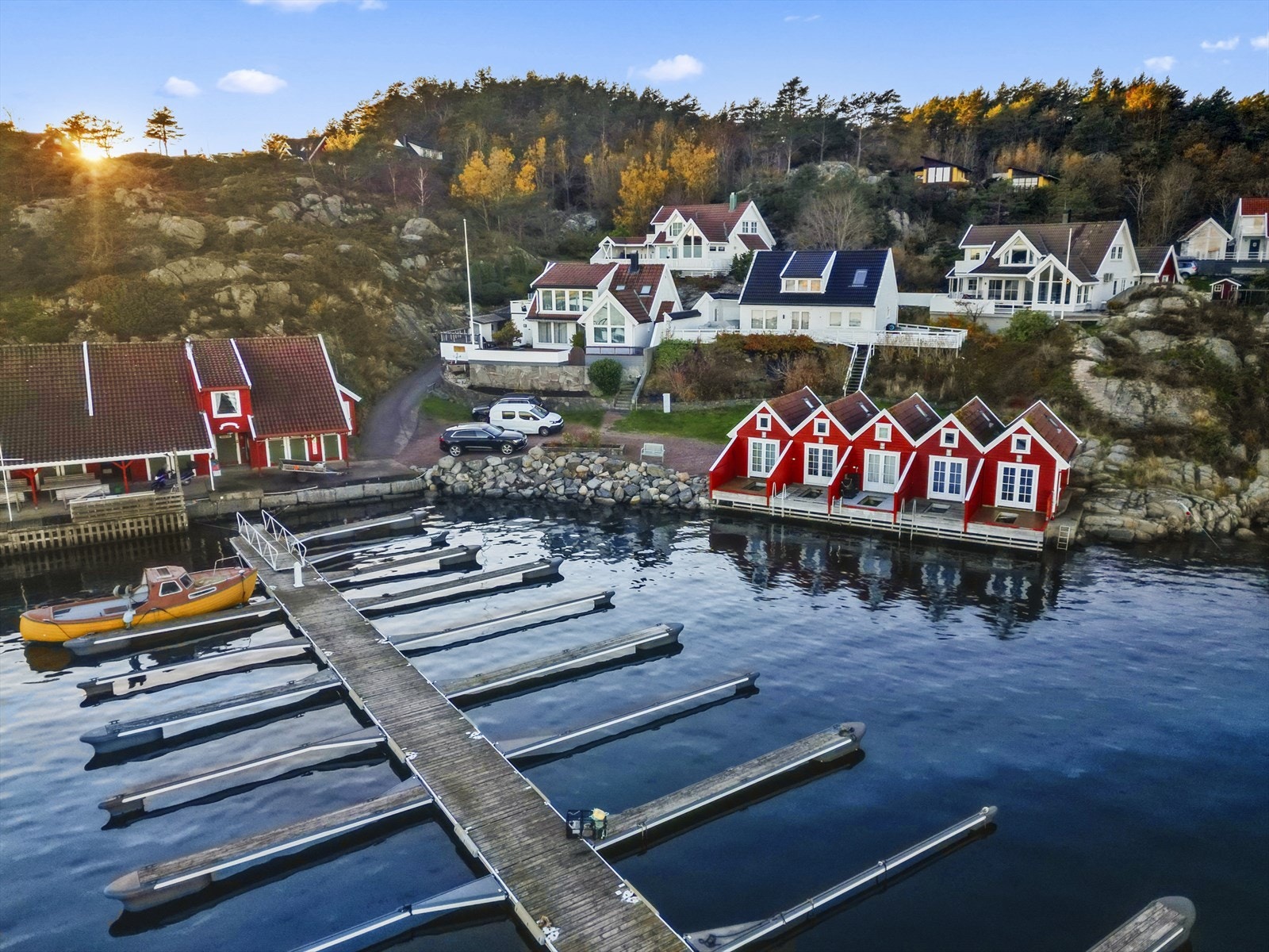 Her kan det fiskes fra bryggene eller gjøre et iherdig forsøk på å fange krabber! Galleribilde